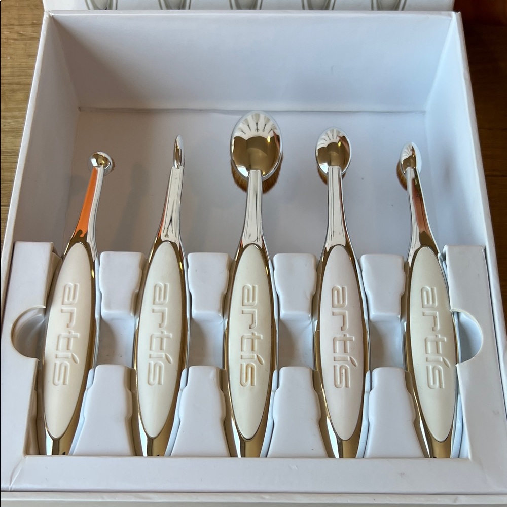 Artis Cream and Silver Brush Collection